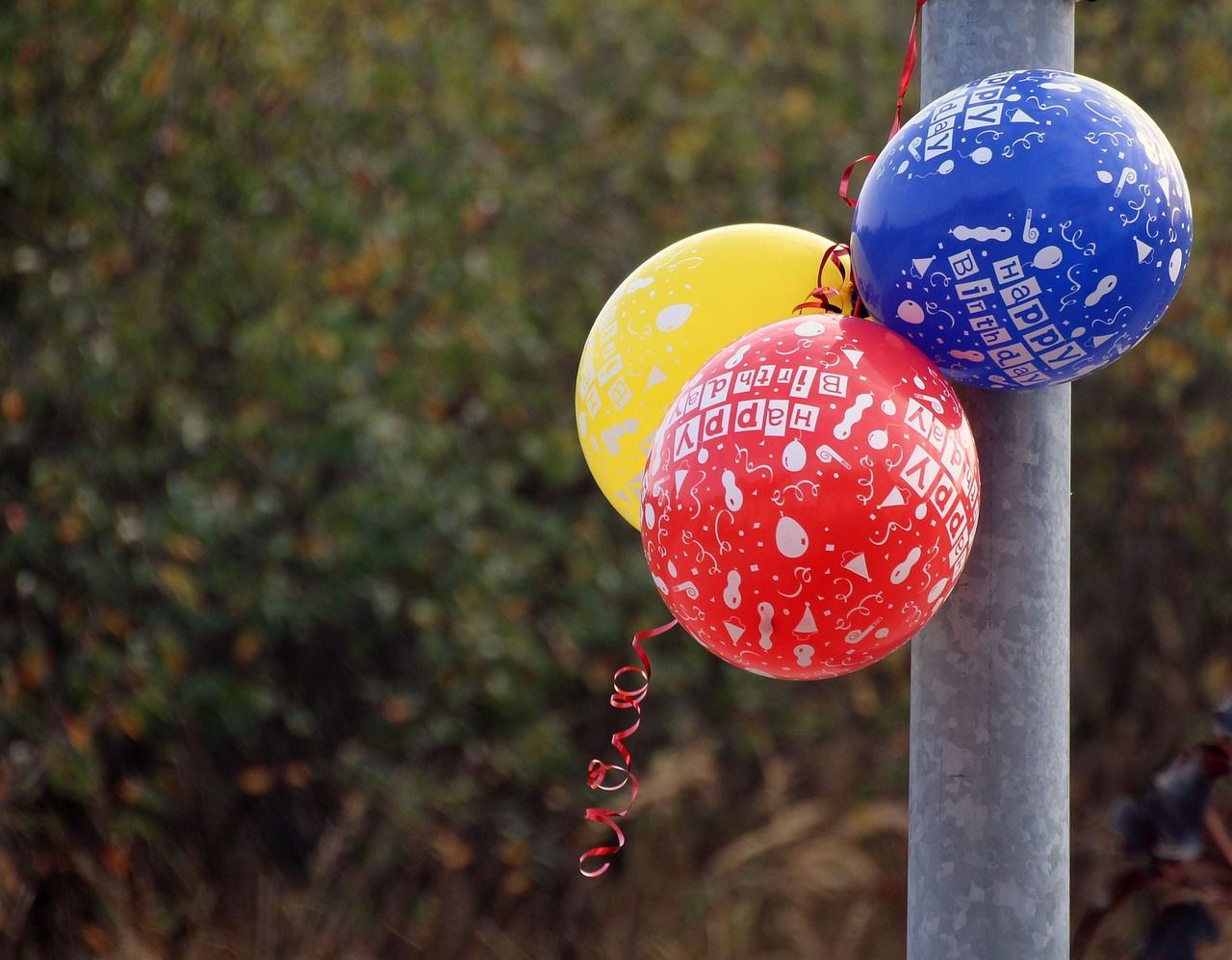 Ballons colorés pour une fête d'anniversaire